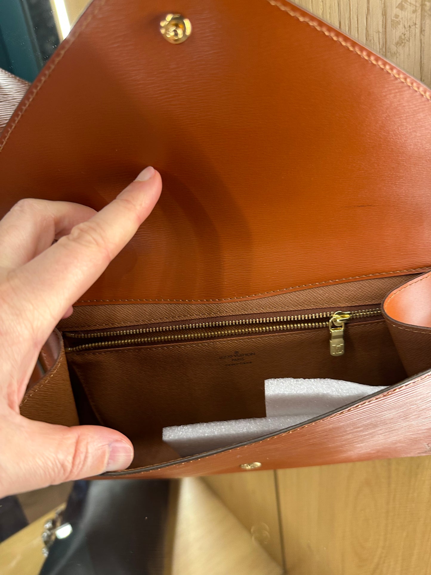 POCHET A MANO LOUIS VUITTON PELLE EPI MARRONE